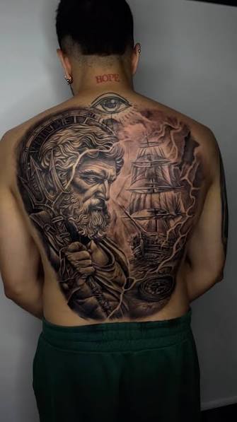 Wood Tattoo imzalı detaylı sırt dövmesi